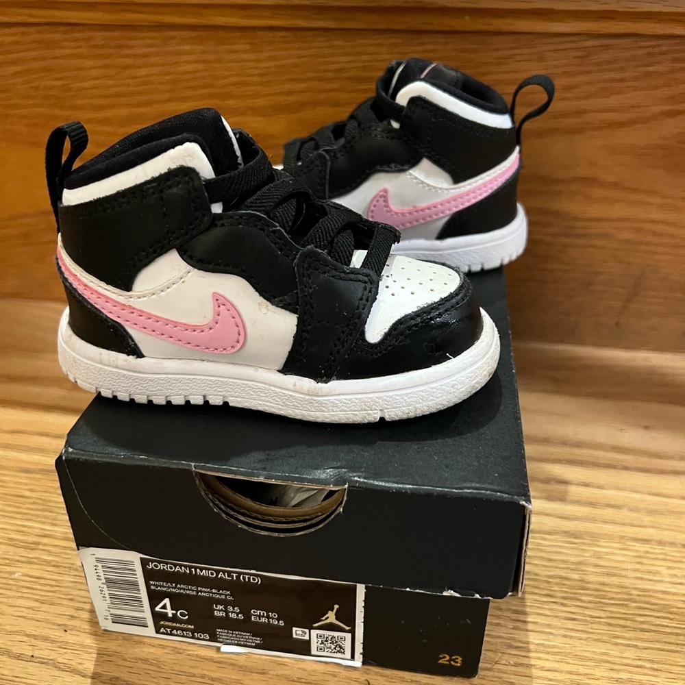 Jordan 1 mid with Velcro, arctic pink - sz 4